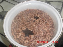 Фасоль тушеная с томатной пастой - шаг 1