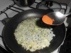 Фасоль тушеная с томатной пастой - шаг 4