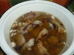 Фасолевый суп с грибами и ребрышками