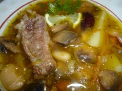 Фасолевый суп с грибами и ребрышками