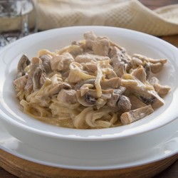 Фетучини с курицей и шампиньонами в соусе