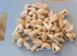 Фетучини с курицей и шампиньонами в соусе