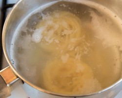 Фетучини с курицей и шампиньонами в соусе