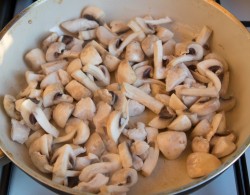 Фетучини с курицей и шампиньонами в соусе