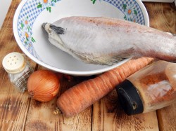 Филе минтая с морковью и луком в духовке - шаг 1