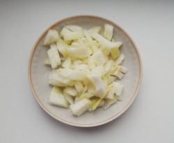 Филе минтая с морковью и луком в духовке - шаг 4