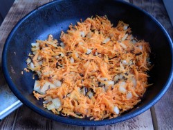 Филе минтая с морковью и луком в духовке - шаг 5