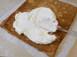 название картинки Фисташковый рулет с малиной