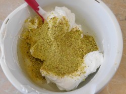 название картинки Фисташковый рулет с малиной