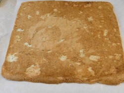 название картинки Фисташковый рулет с малиной