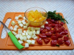 Салат с сельдереем и огурцом - шаг 2 Салат с сельдереем и огурцом - шаг 2