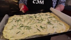 Фокачча с пармезаном и розмарином - шаг 4