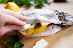 Форель со сливочным маслом в духовке в фольге