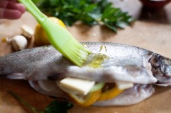 Форель со сливочным маслом в духовке в фольге