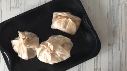 Рыба в пергаменте с грибами и морковью