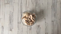 Рыба в пергаменте с грибами и морковью