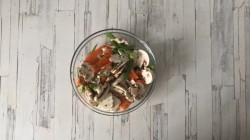 Рыба в пергаменте с грибами и морковью