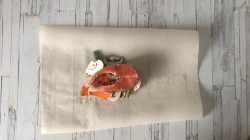 Рыба в пергаменте с грибами и морковью