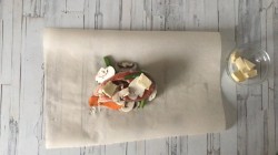 Рыба в пергаменте с грибами и морковью