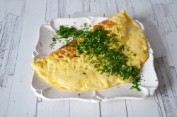 название картинки Французский омлет с начинкой из сыра и зеленью