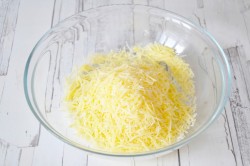 название картинки Французский омлет с начинкой из сыра и зеленью