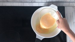 название картинки Французский омлет с начинкой из сыра и зеленью