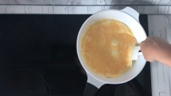 название картинки Французский омлет с начинкой из сыра и зеленью