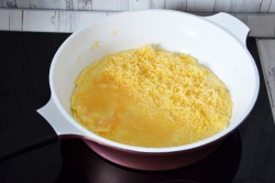 название картинки Французский омлет с начинкой из сыра и зеленью