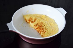 название картинки Французский омлет с начинкой из сыра и зеленью