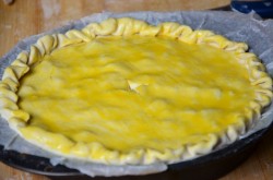 Французский пирог с картофелем, ветчиной и грибами