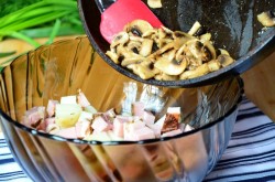 Французский пирог с картофелем, ветчиной и грибами