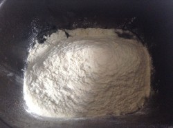 Французский хлеб в хлебопечке - шаг 1 Французский хлеб в хлебопечке - шаг 1