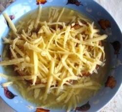 Луковый суп с сыром и гренками