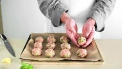 Фрикадельки из курицы в азиатском стиле в духовке