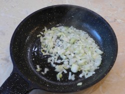 Фрикадельки с подливкой на сковороде - шаг 2