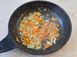 Фрикадельки с подливкой на сковороде - шаг 3