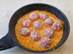 Фрикадельки с подливкой на сковороде - шаг 7