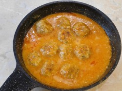 Фрикадельки с подливкой на сковороде - шаг 9