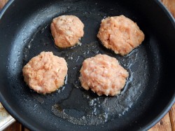 название картинки Фрикадельки в сливочном соусе