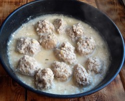 название картинки Фрикадельки в сливочном соусе