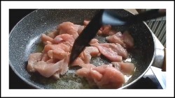 название картинки Фрикасе из филе курицы с грибами в сливочном соусе