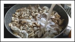 название картинки Фрикасе из филе курицы с грибами в сливочном соусе
