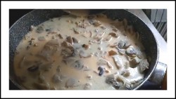 название картинки Фрикасе из филе курицы с грибами в сливочном соусе