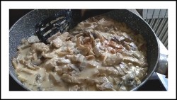 название картинки Фрикасе из филе курицы с грибами в сливочном соусе