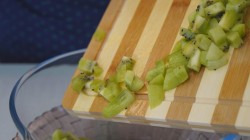 название картинки Фруктово-ягодный салат с йогуртом