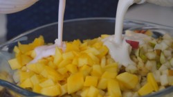 название картинки Фруктово-ягодный салат с йогуртом