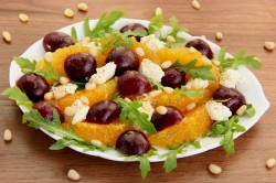 название картинки Фруктовый салат с мягким сыром