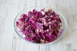 Фруктовый салат с пекинской капустой яблоками и гранатами - шаг 4