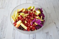 Фруктовый салат с пекинской капустой яблоками и гранатами - шаг 7