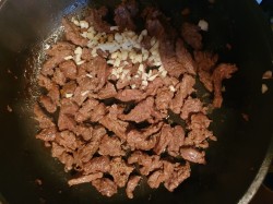 Фунчоза с говядиной и овощами и соусом чим-чим